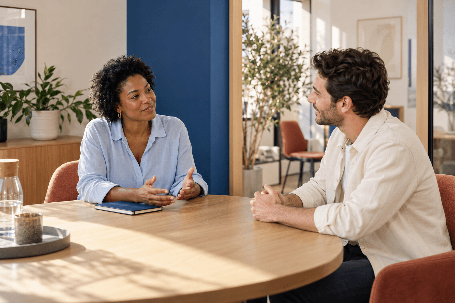 Visuel créé par IA : deux personnes fictives dans une conversation professionnelle attentive.